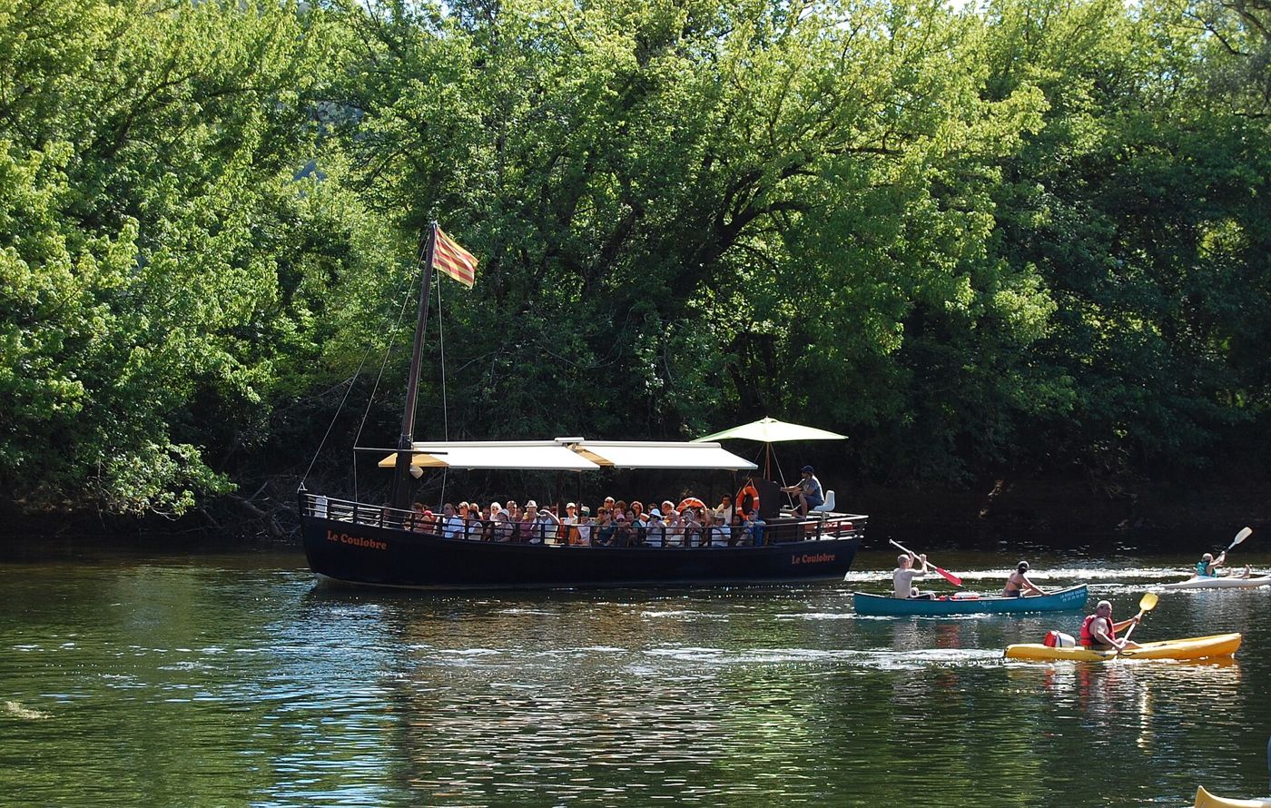 A gabarre and canoes on the Dordogne at Beynac